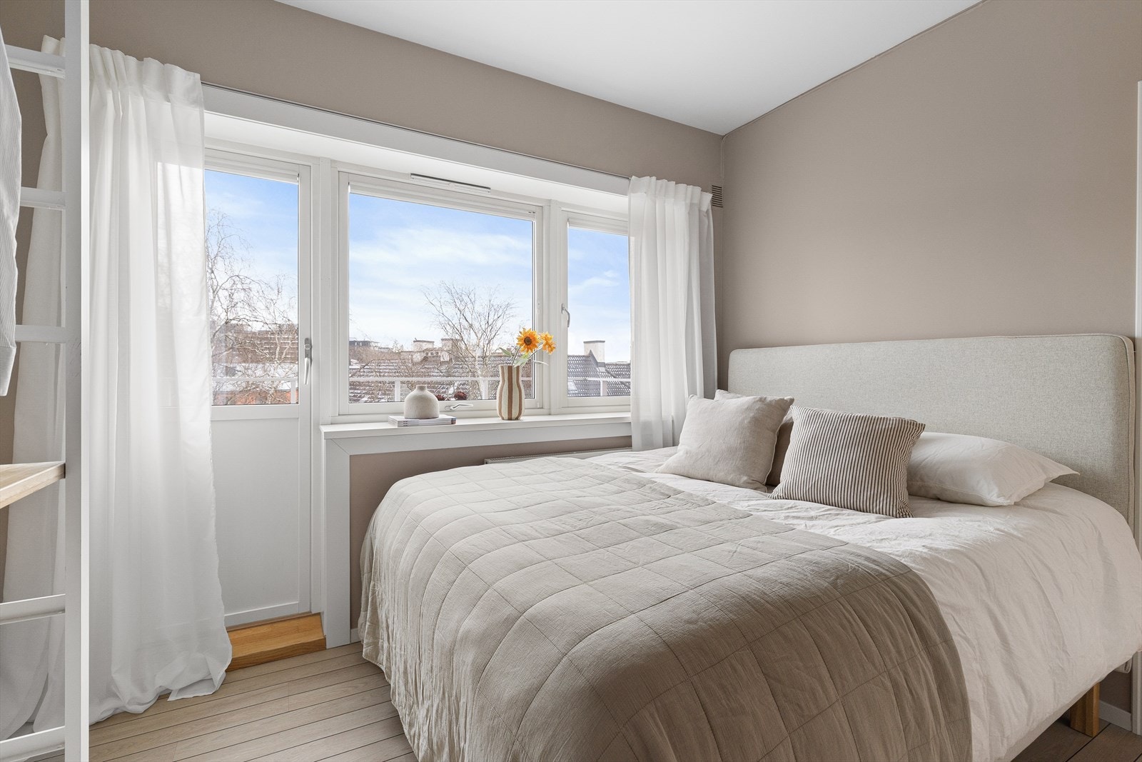 Fra soverommet har du utgang til en usjenert og solrik balkong på 4 kvm. Galleribilde