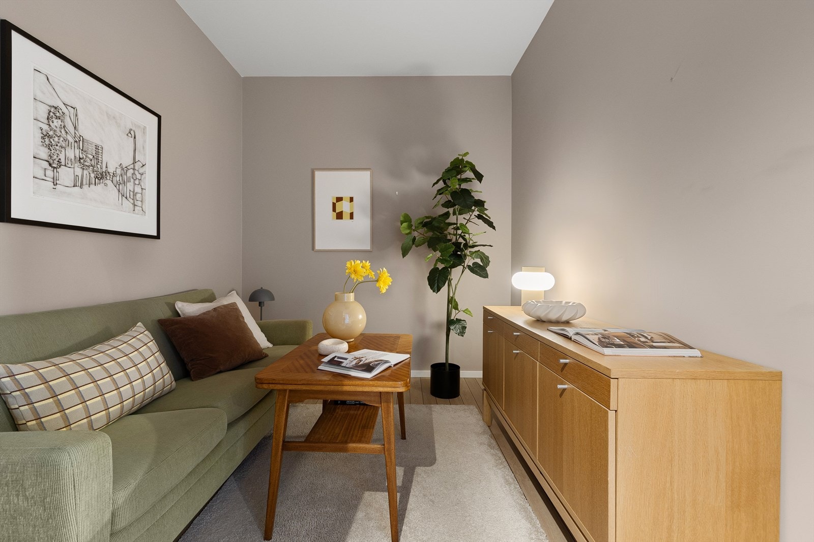 Rommet har god plass til både sofagruppe og TV-møblement. Galleribilde