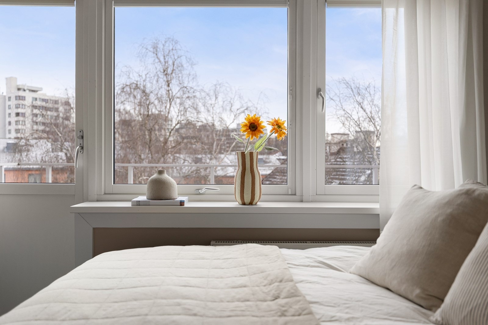 Siden man er såpass høyt oppe og vinduene på soverommet er fra 2018 - så er det svært begrenset hvor mye støy man hører fra veien utenfor. Galleribilde