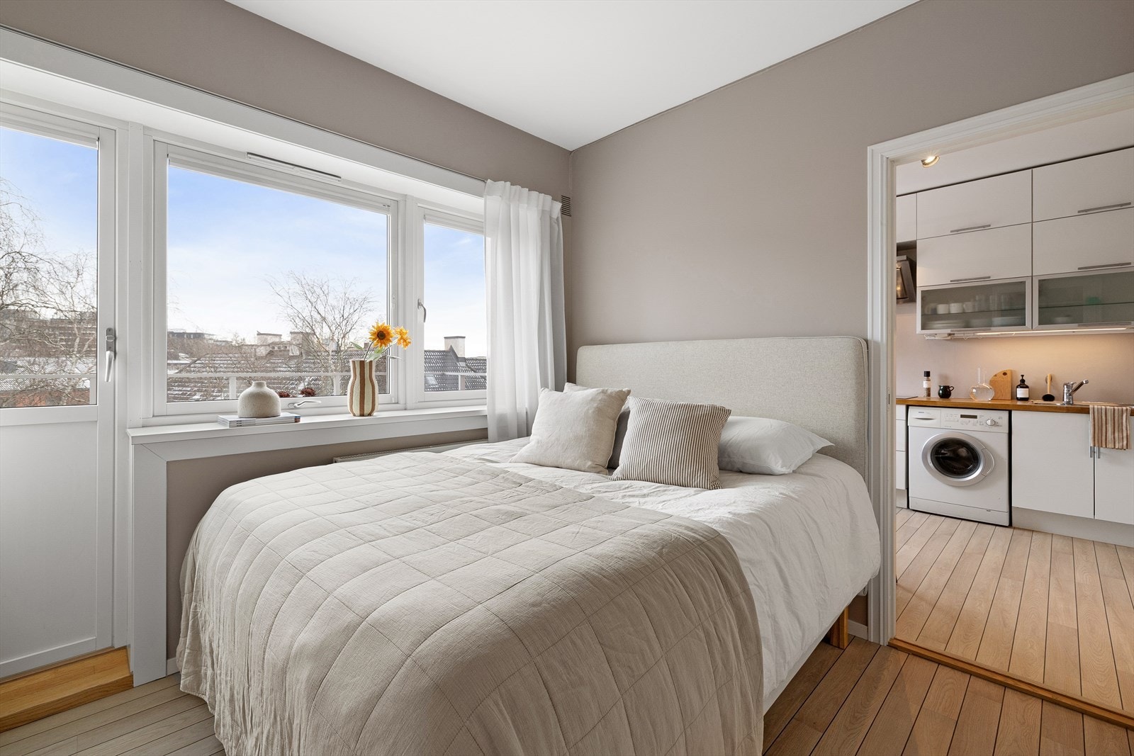 Det romslige soverommet tilbyr en privat og rolig atmosfære med store vindusflater som slipper inn rikelig med dagslys. Galleribilde