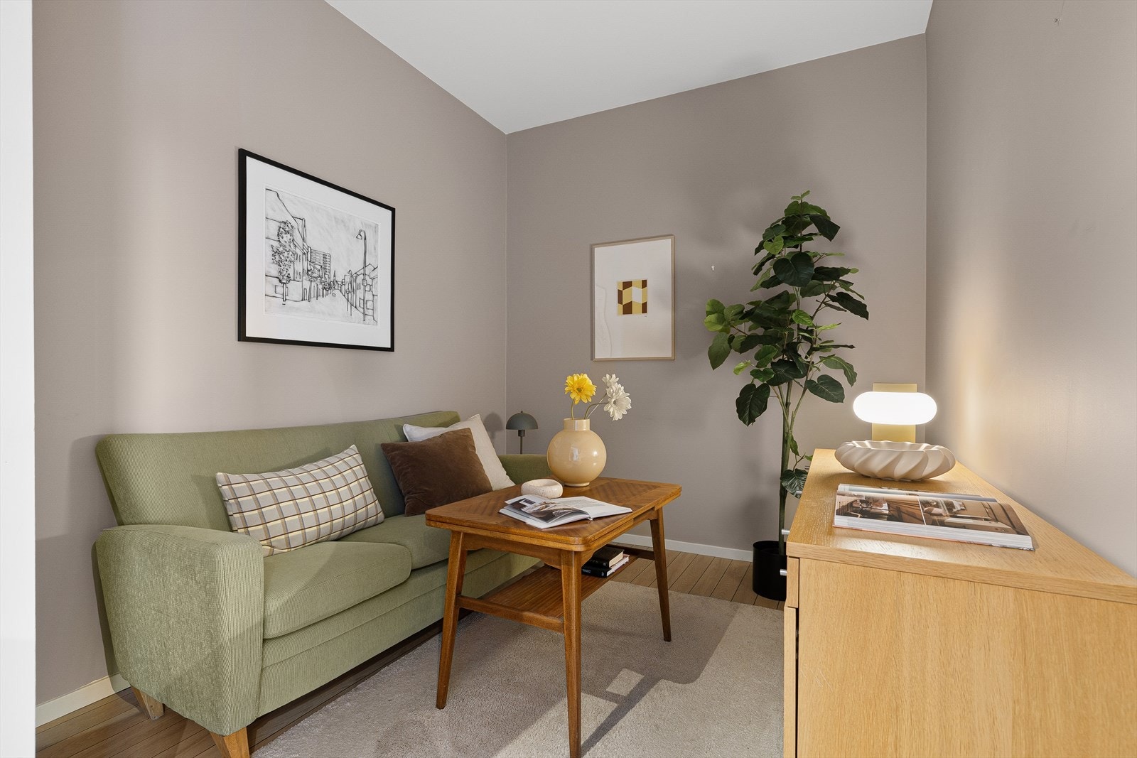 Leiligheten ligger høyt og fritt, og byr på en solrik balkong med utgang fra soverom, samt luftige rom. Galleribilde