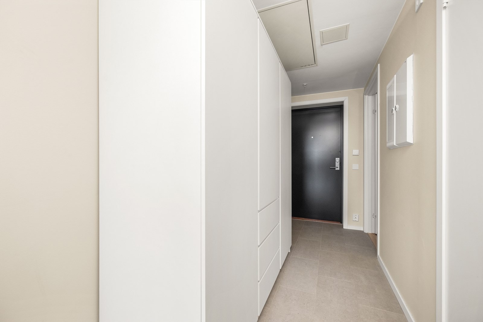 Flislagt entré med garderobeskap. Galleribilde