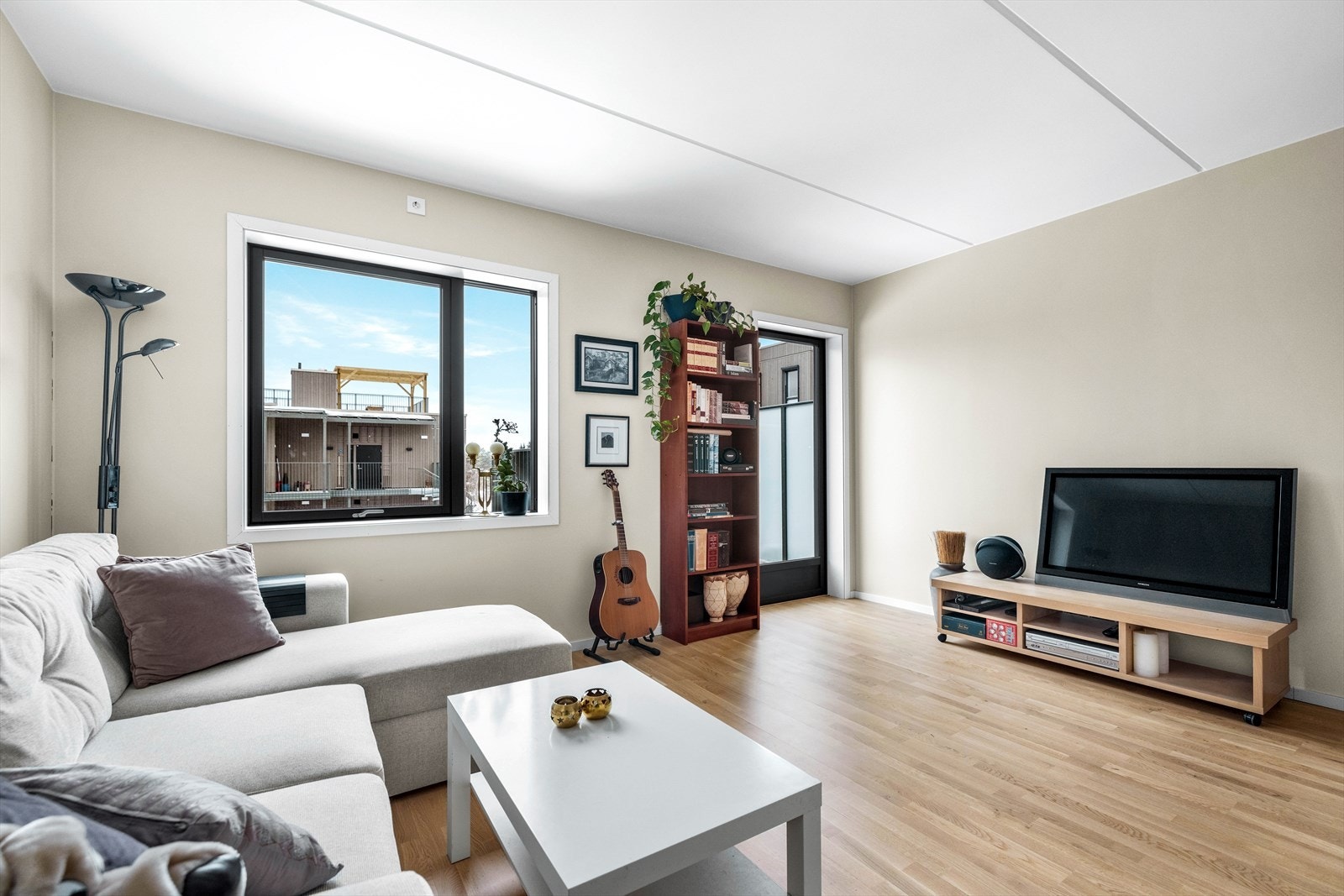 Gjennomgående lyse overflater og parkettgulv. Vannbåren varme under. Galleribilde