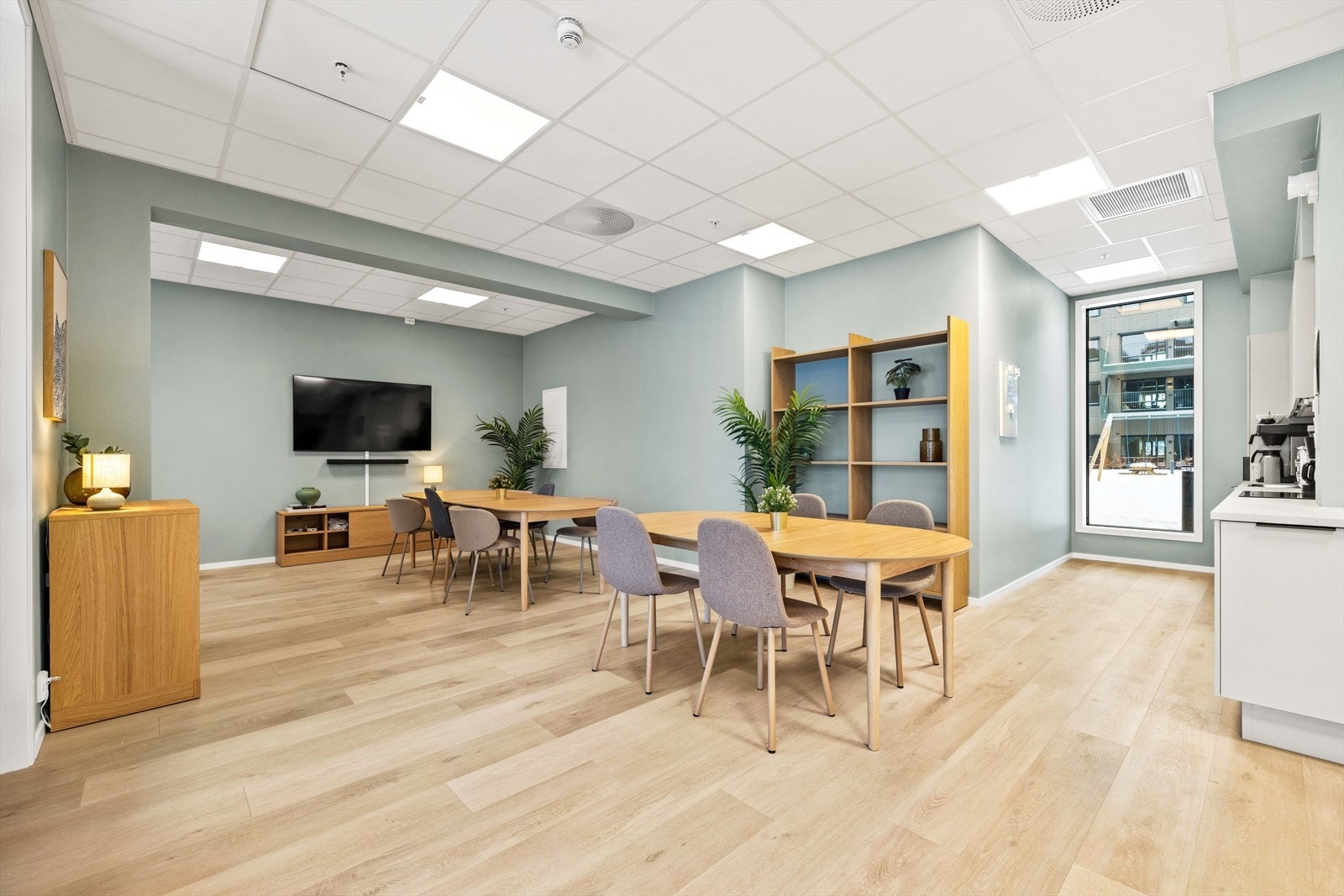 Fellesstuen kan reserveres for sosiale treff eller private selskap. Som beboer kan gjesteleilighet reserveres til besøkende. 2-roms gjesteleiligheten med balkong. Galleribilde