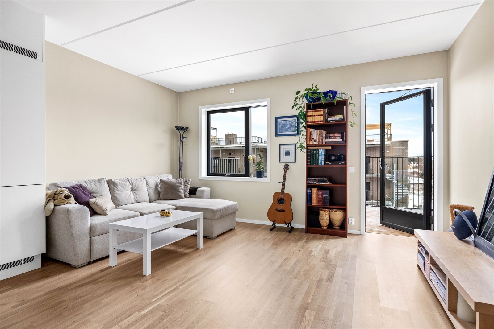 Innbydende kjøkken og stuerom med mye lysinnslipp. Galleribilde