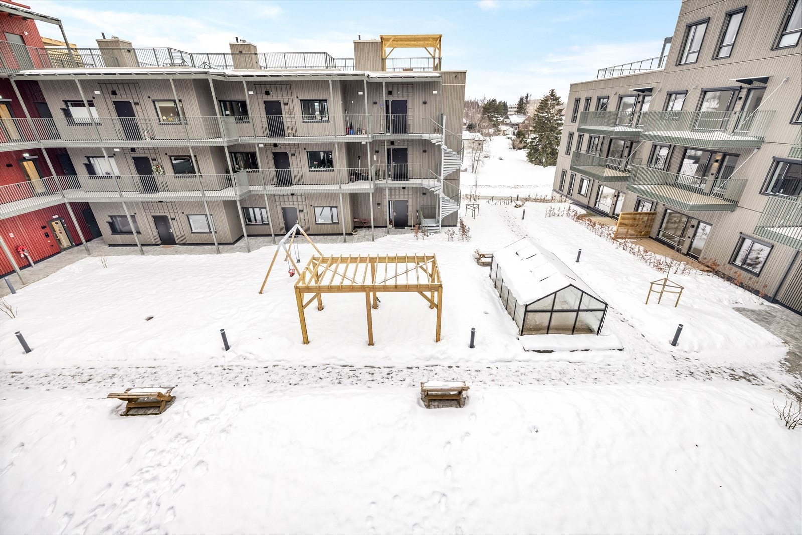 I bakhagen er det også tilgang til stort felles drivhus som kan brukes som vinterhage, pergola samt boccia-bane. Galleribilde