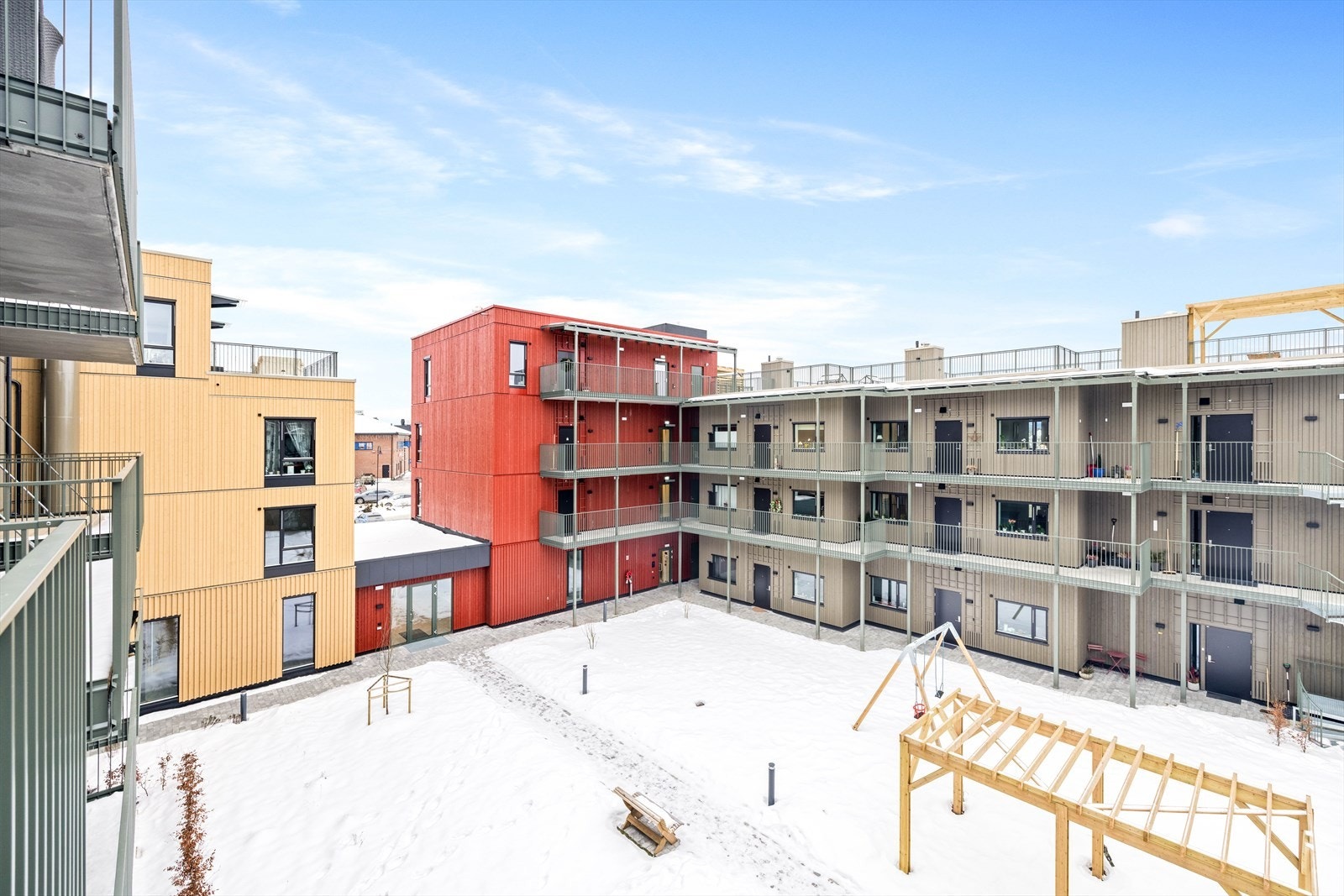 Flotte fellesarealer med lekeapparater, pergola og sittebenker. Galleribilde