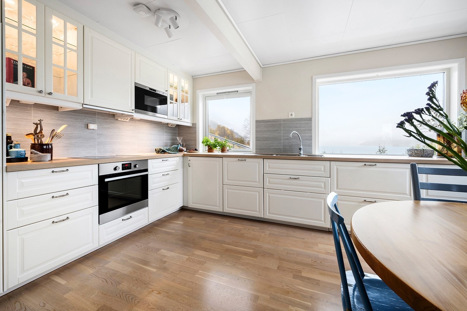 Kjøkkenet var nytt i 2013. Innredningen er i vinkelform med mye skap- og benkeplass. Galleribilde