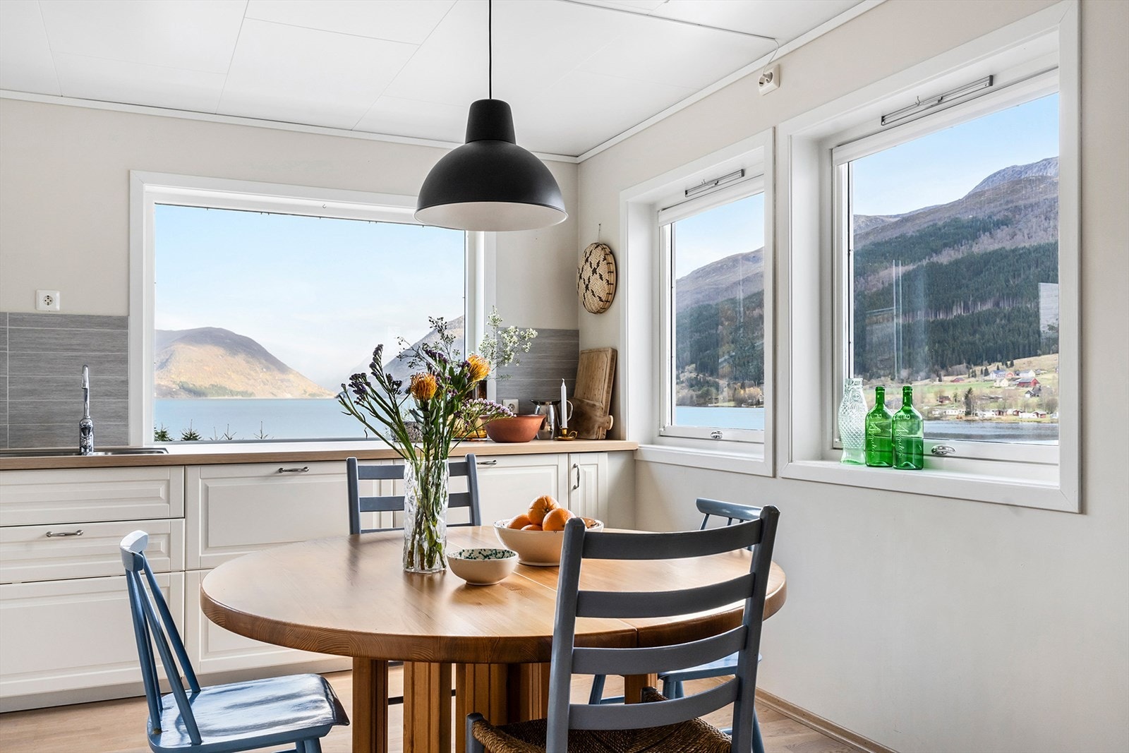 Kjøkkenet har svært gode lysforhold og god plass til spisebord. Galleribilde