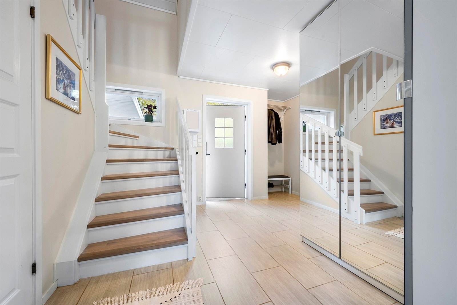 I gangen finner vi hovedinngangsdøren, dør til stue/kjøkken, bad/vaskerom og ett trappekott. Galleribilde