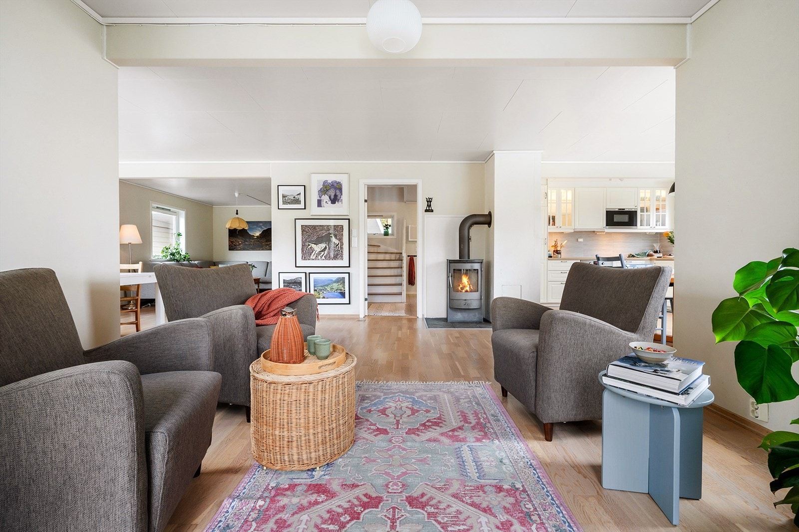 Fra stuen går vi videre mot gangen. Galleribilde