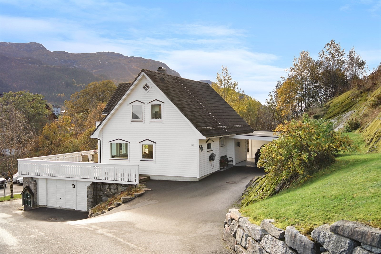 Huset har rikelig med lagrningsplass i innvendige boder, knekott, utvendig redskapsbod, garasjekjeller og frittstående garasje. Galleribilde