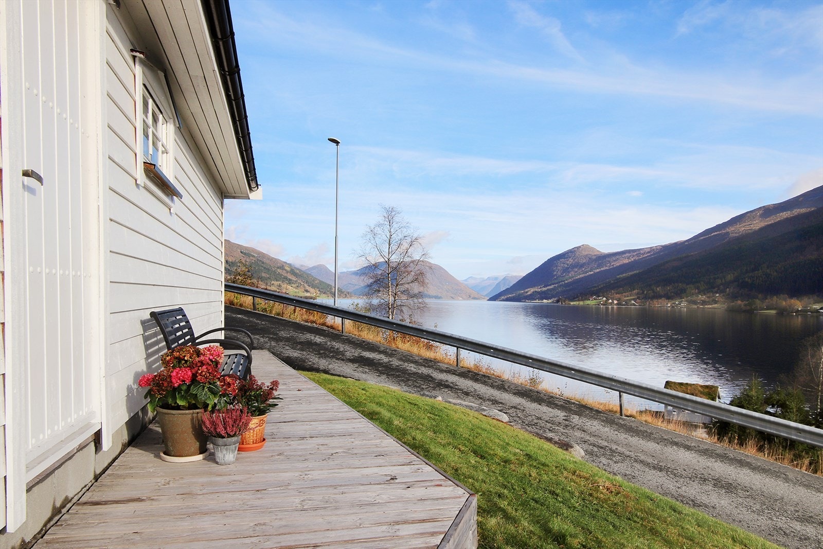 Ovenfor huset er det frittstående garasje. Galleribilde