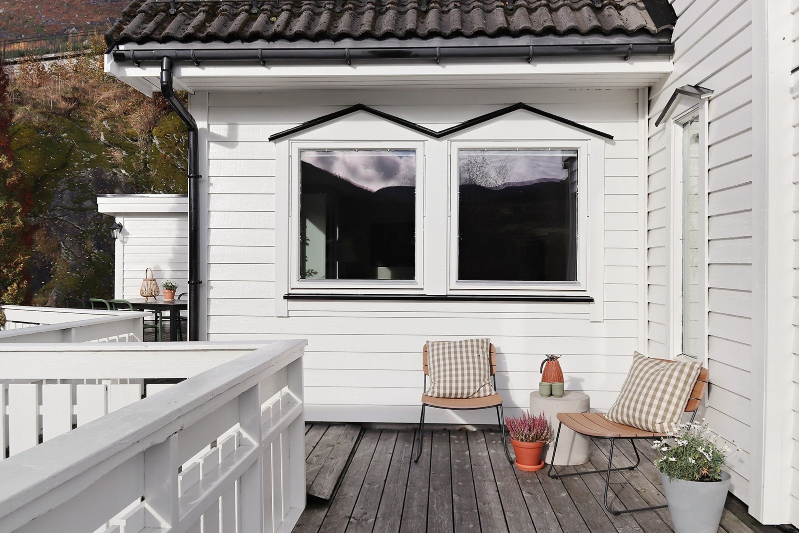 Terrassen strekker seg rundt hushjørnet og inn mot tunet. Galleribilde