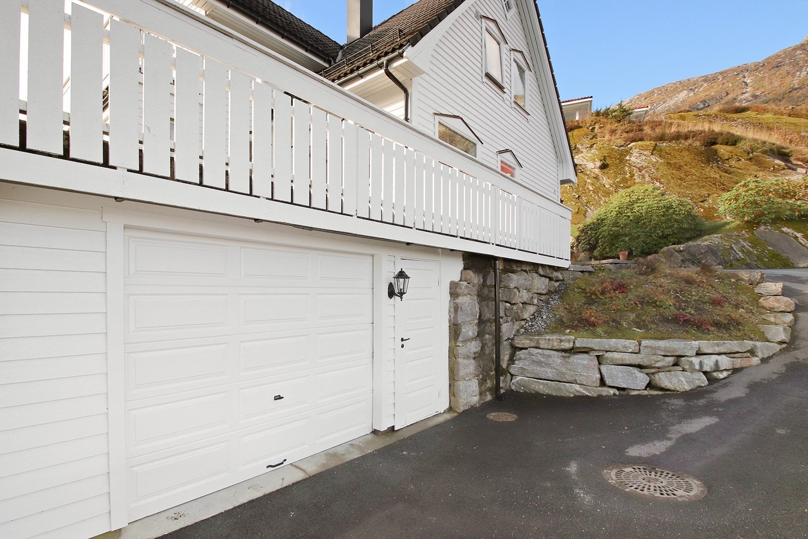 Garasjekjelleren har yttervegger av gråsteinsmurer og var opprinnelig en del av en tidligere driftsbygning på tomten. Galleribilde