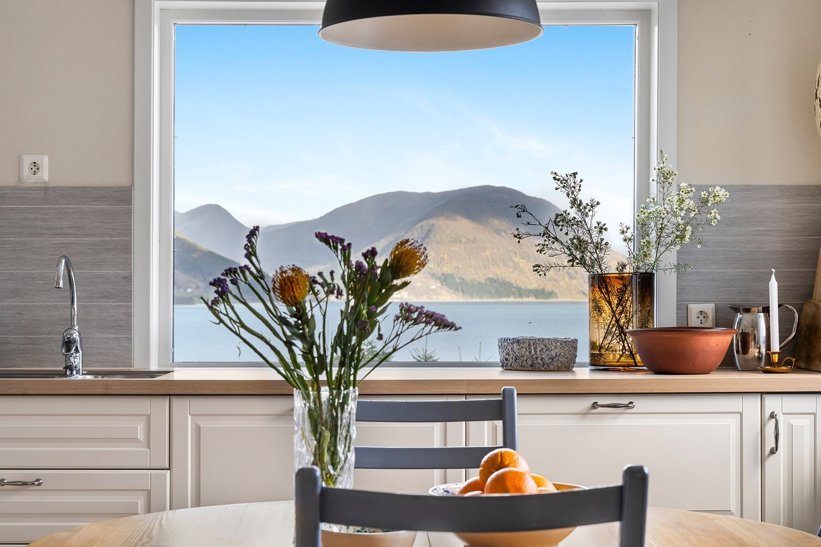 Utsikten fra kjøkkenet er unik og varierer stort gjennom årstidene og været. Galleribilde