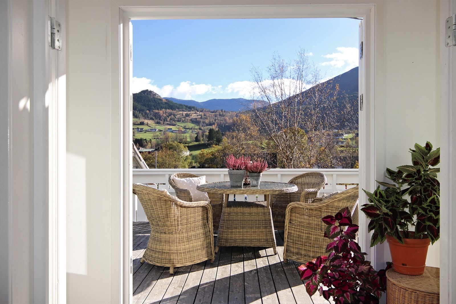 På varme sommerdager blir terrassen fort en forlengelse av stuen. Galleribilde