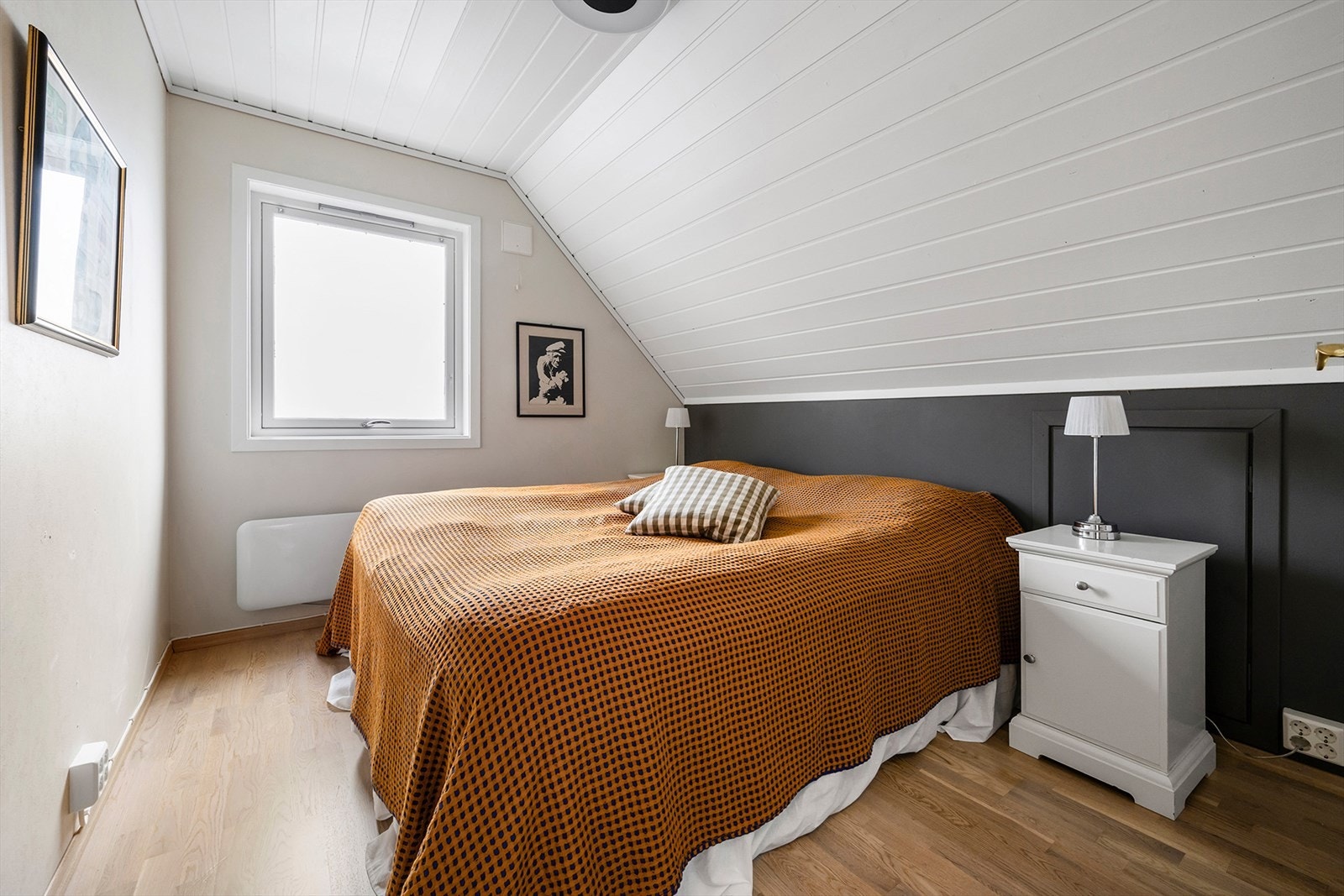 Hovedsoverommet ligger ved badet og har flott utsikt til Jølstravatnet. Galleribilde