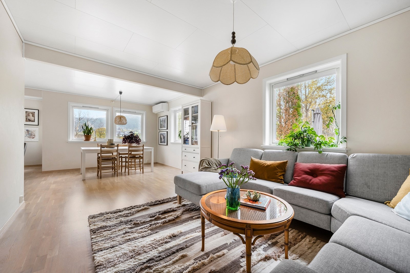 Gjennomgående vinduer og stor gulvflate gir en luftig og god romfølelse. Galleribilde