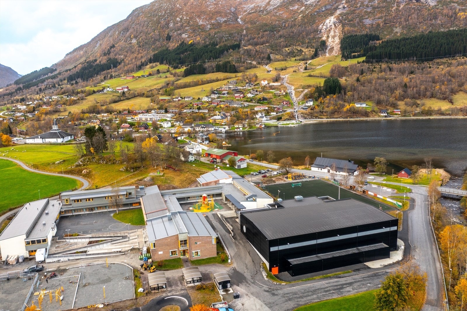 Her får du enkel tilgang til fine turområder gjennom alle årstider og mange aktivitetstilbud med flerbrukshall, skianlegg og golfbane - Velkommen til visning! Galleribilde