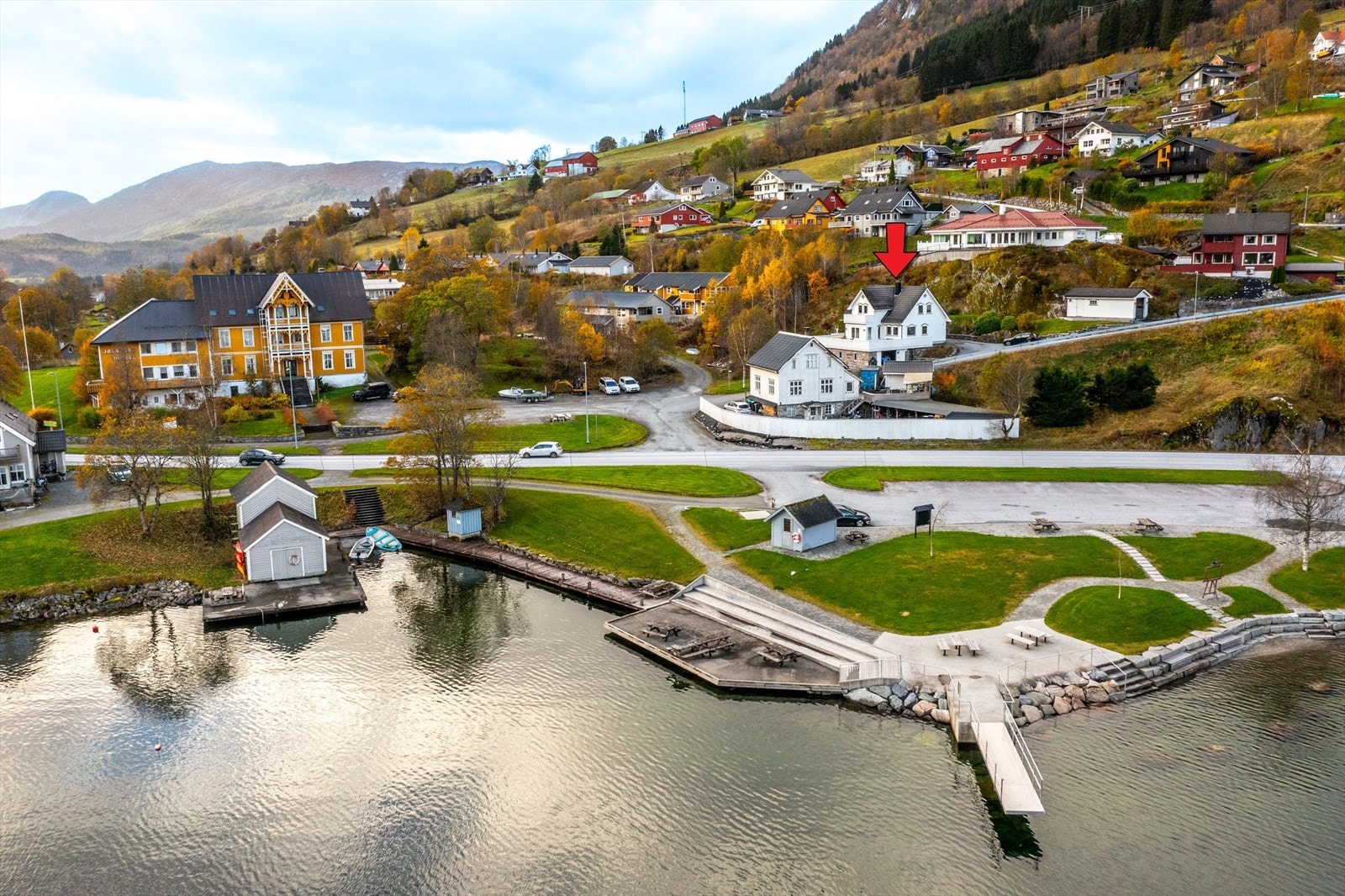 Eiendommen ligger like ovenfor bryggeanlegget - Her får du bygdas flotteste utsikt og kort avstand til alle funksjoner på Vassenden. Galleribilde