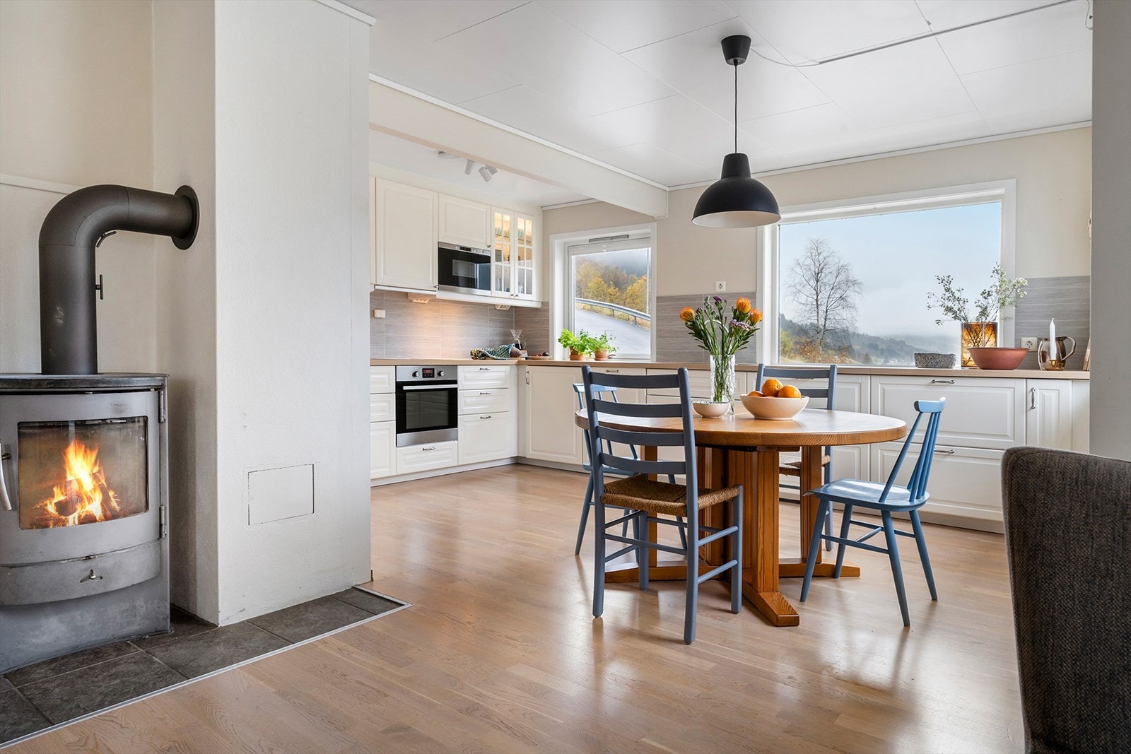 Hovedetasjen inneholder stue, kjøkken, bad/vaskerom og gang med trappekott. Det er mulig å etablere ett soverom i stuen for livsløpstandard. Galleribilde