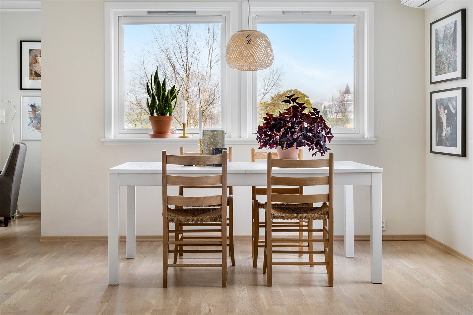 Varmepumpen ved spisestuen sørger for en jevn temperatur til alle årstider. I kombinasjon med vedovnen på kjøkkenet fungerer oppvarmingen optimalt også på kalde vinterdager. Galleribilde