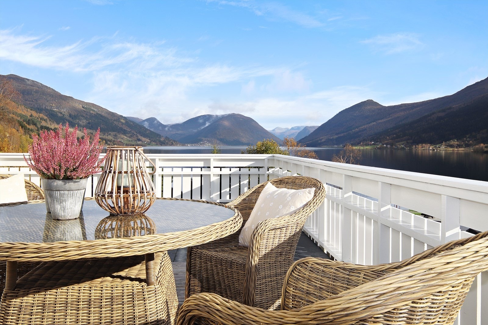 Utsikten du kan nyte herfra er Jølster på sitt aller beste. Galleribilde