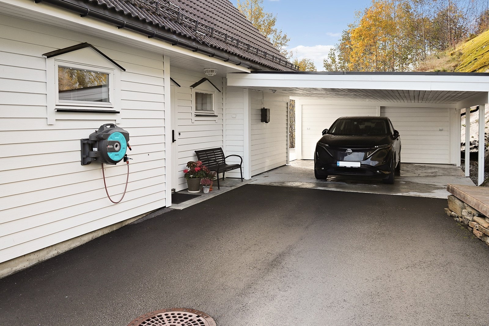 I 2021 ble tunet opparbeidet på nytt med asfaltert dekke, nye masser, muring og kum med drensrør. Galleribilde