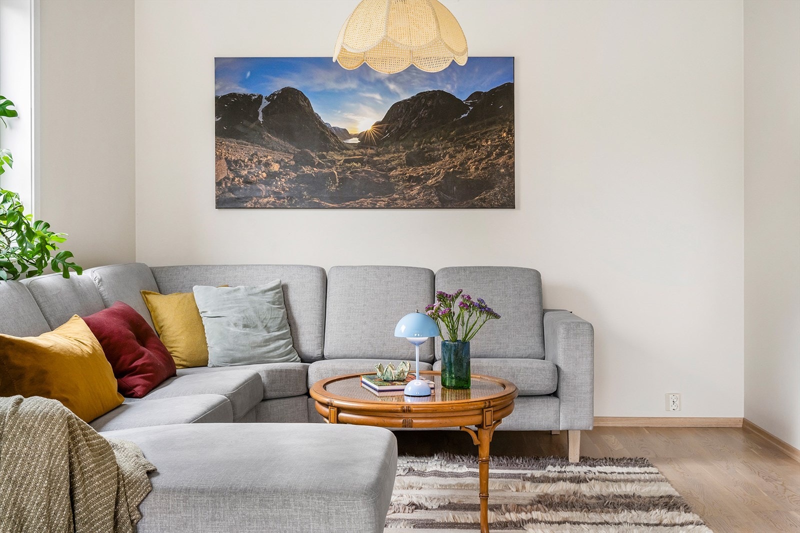 I TV stuen er det god plass til stor sofa med passelig avstand til TV. Galleribilde