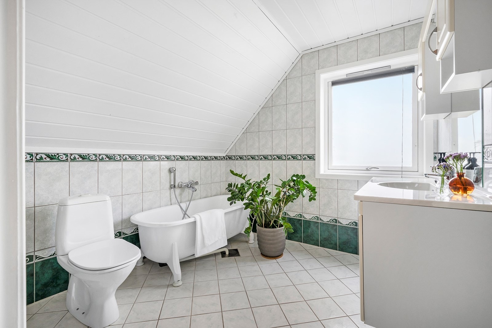 Hovedbadet ligger i overetasjen med enkel tilkomst over gangen fra samtlige soverom. Galleribilde