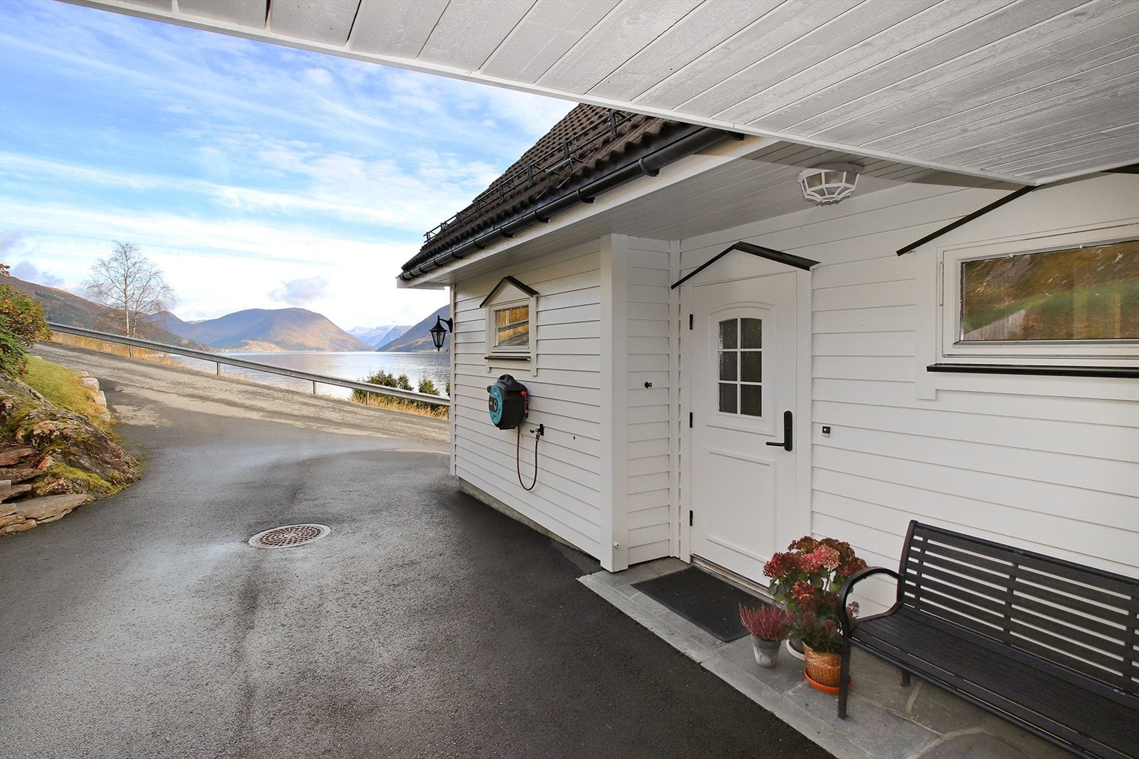 Utenfor finner du ett ryddig inngangsparti, med carport + EL-bil lader, lagringsbod, garasjekjeller og frittstående garasje med ekstra dybde og takhøyde. Galleribilde