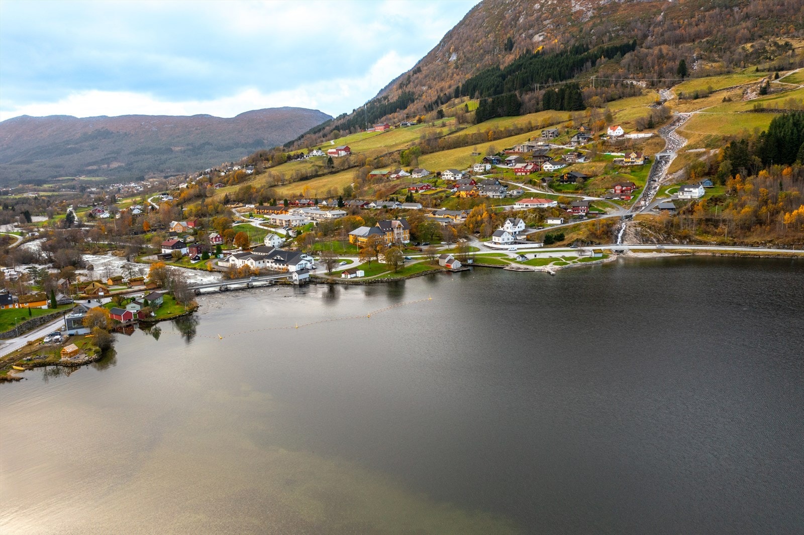 På Vassenden er det butikk, skole, flerbrukshall, ballbane badeplass i umiddelbar nærhet. Galleribilde