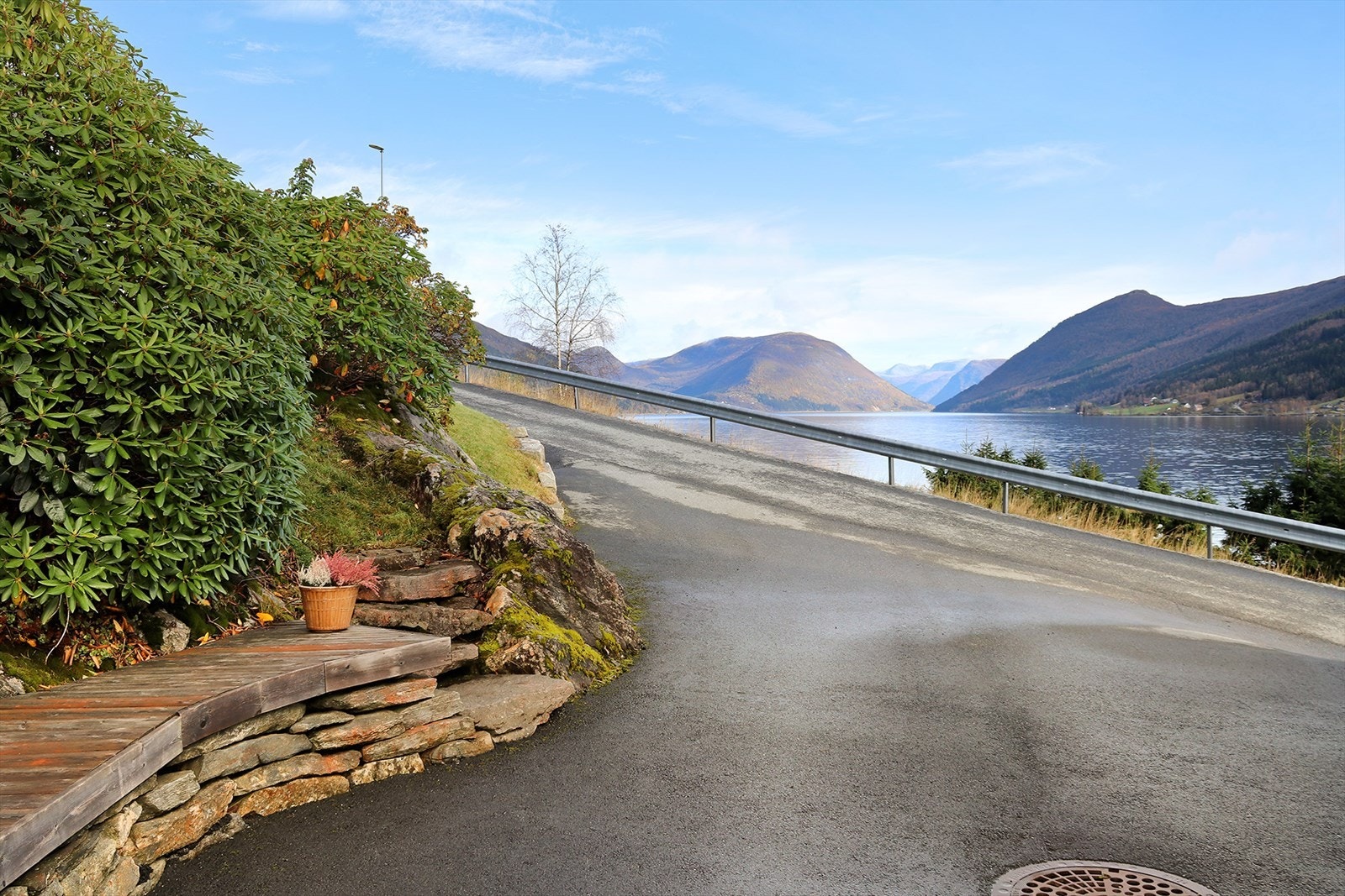 Her er det god avrenning med drenering av overflatevann til kumanlegg. Galleribilde