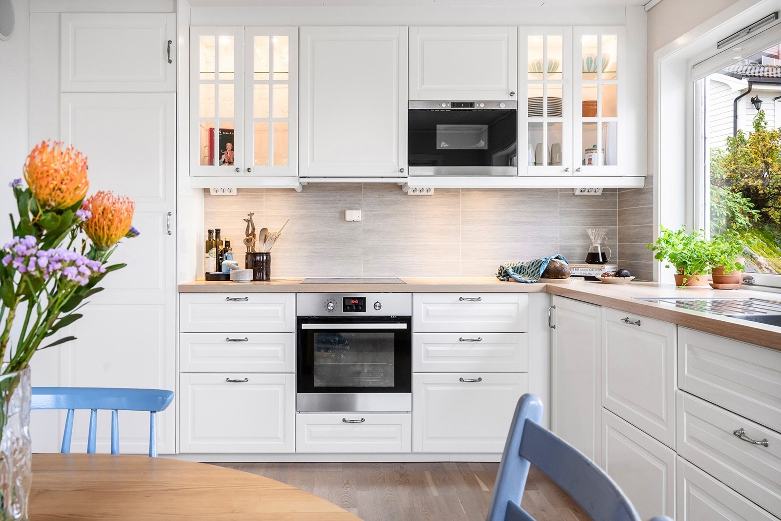 Kjøkkenet er fullt utstyrt med integrerte hvitevarer som følger med ved salg. Galleribilde