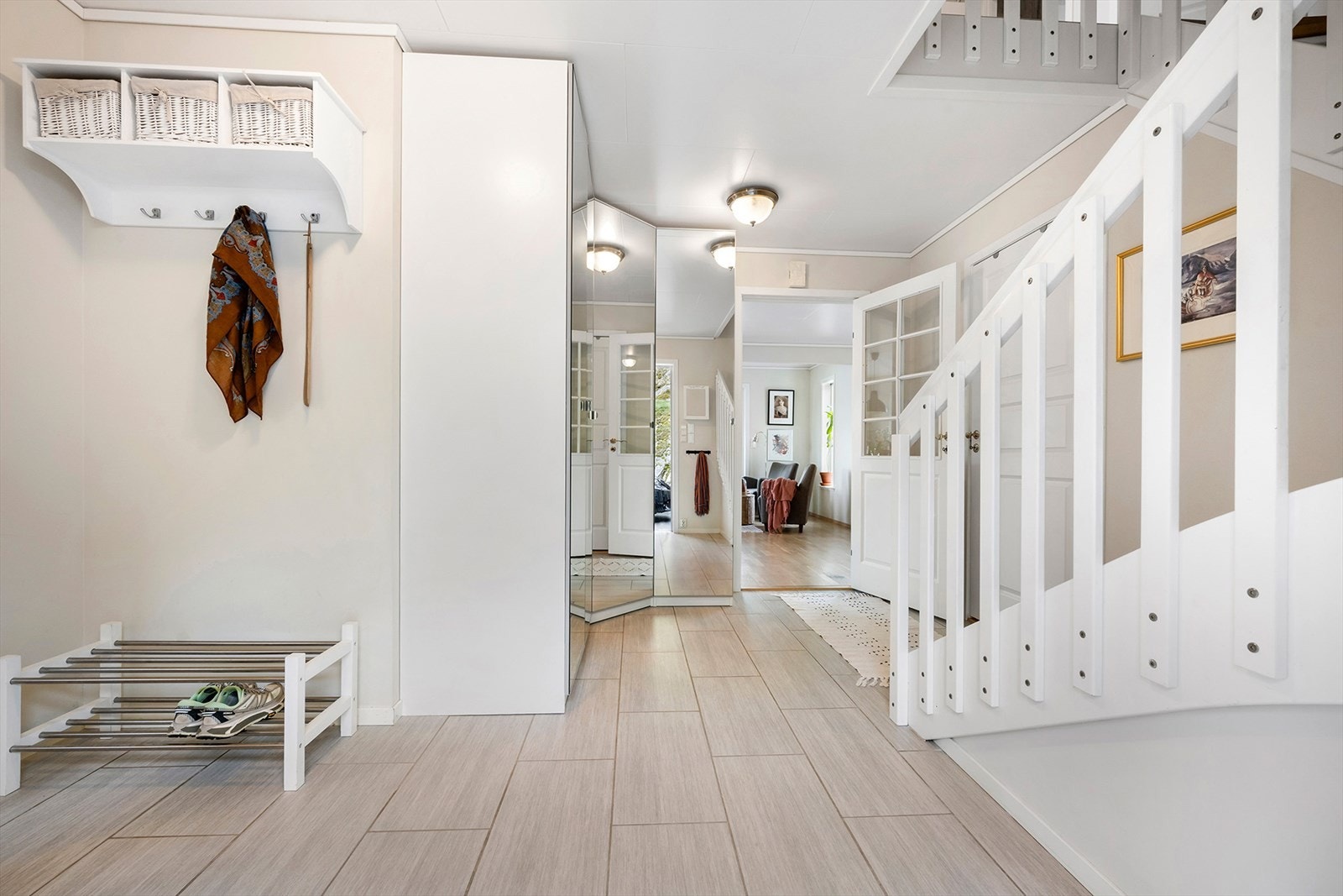 Rommet er innredet med skyvedørsgarderobe og har god plass til ytterklær og sko. Galleribilde