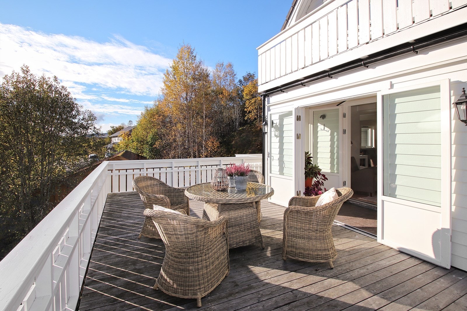 Terrassen ligger sørvendt og har svært gode solforhold i sommerhalvåret. Galleribilde