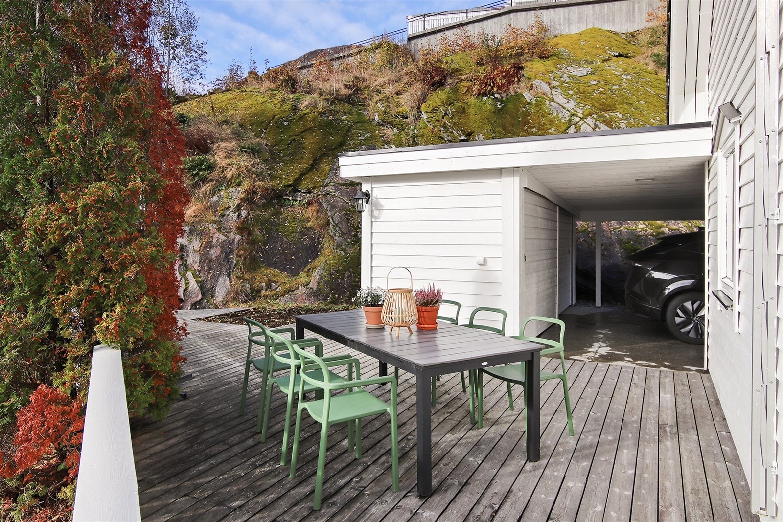 På vestsiden av huset får du den seneste kveldssolen. Her er det god plass til spisebord, sandkasse og solsenger. Galleribilde