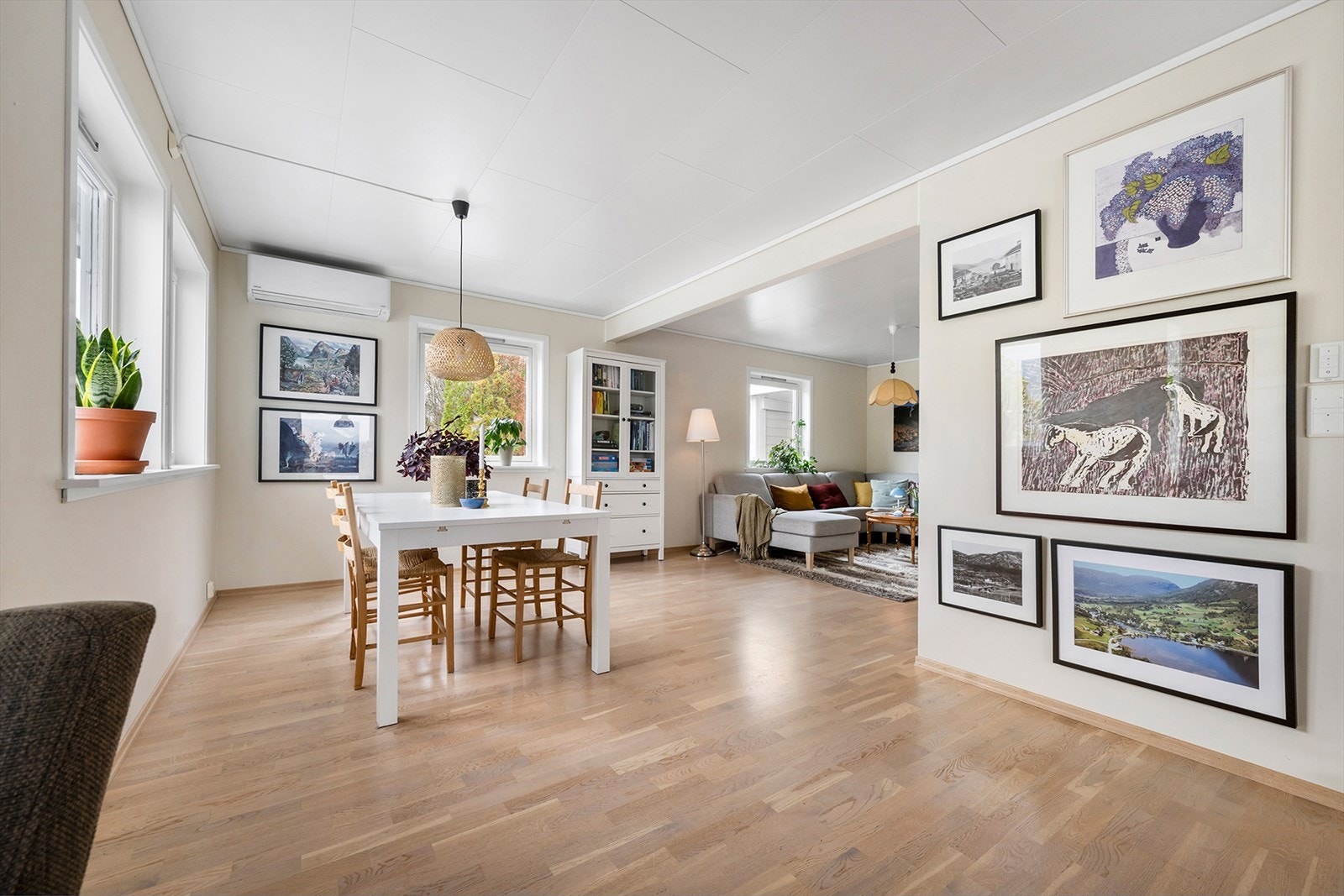 Stuen har rikelig med plass. Vinkelstuen kan avdeles med ett ekstra soverom om du ønsker alle funksjoner på en etasje. Galleribilde