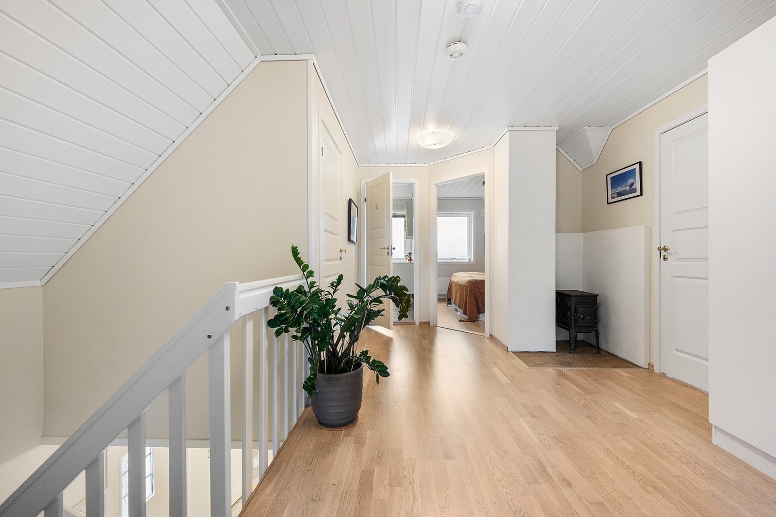 I overetasjen er det gang med dører til bad nr. 2, 4 soverom og bod. Galleribilde