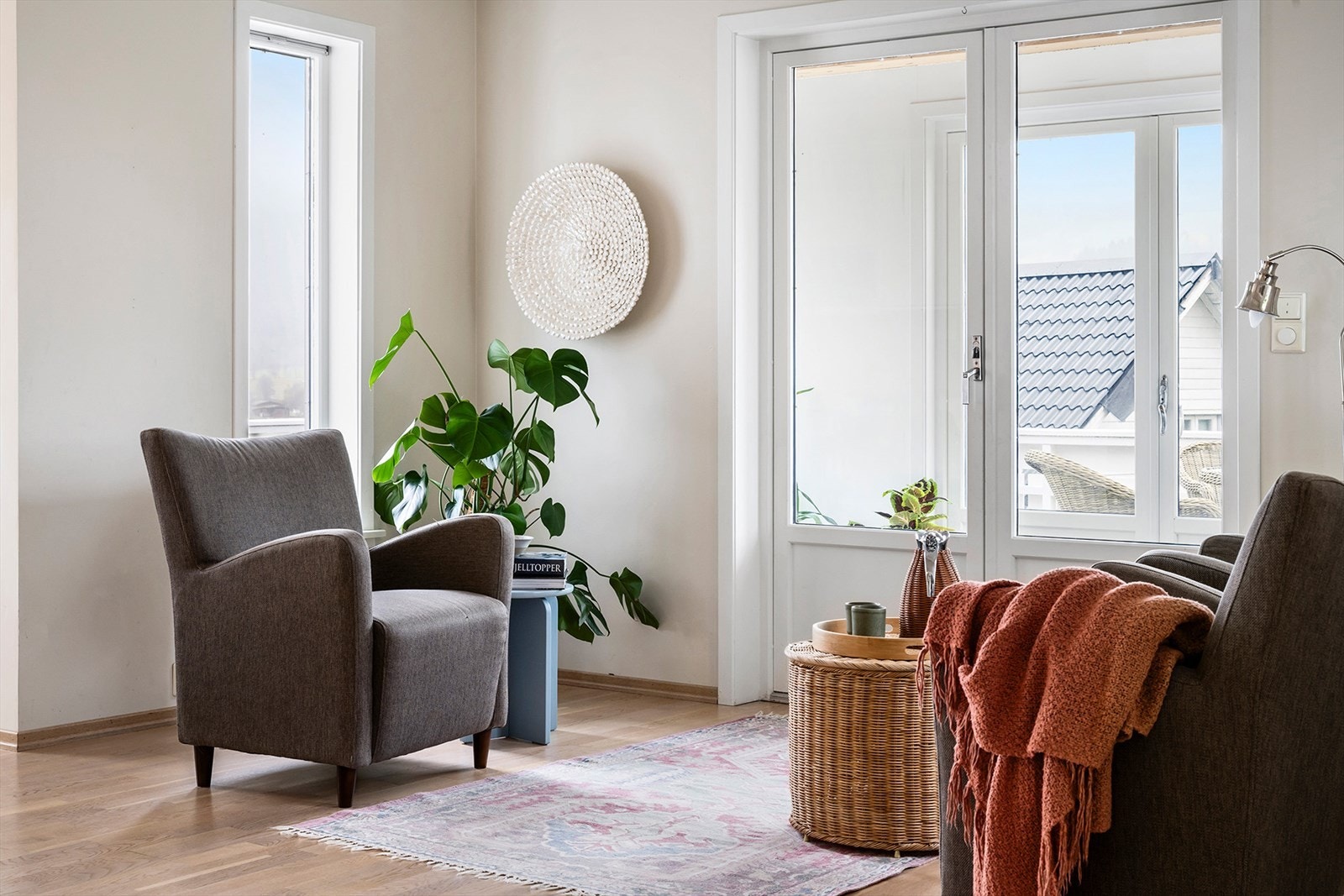 Langs veggene er det plass til veggseksjoner, bokhyller og avlasninsmøbler. Det er flere soner for sittegrupper og du kan enkelt omøblere slik du vil ha det. Galleribilde