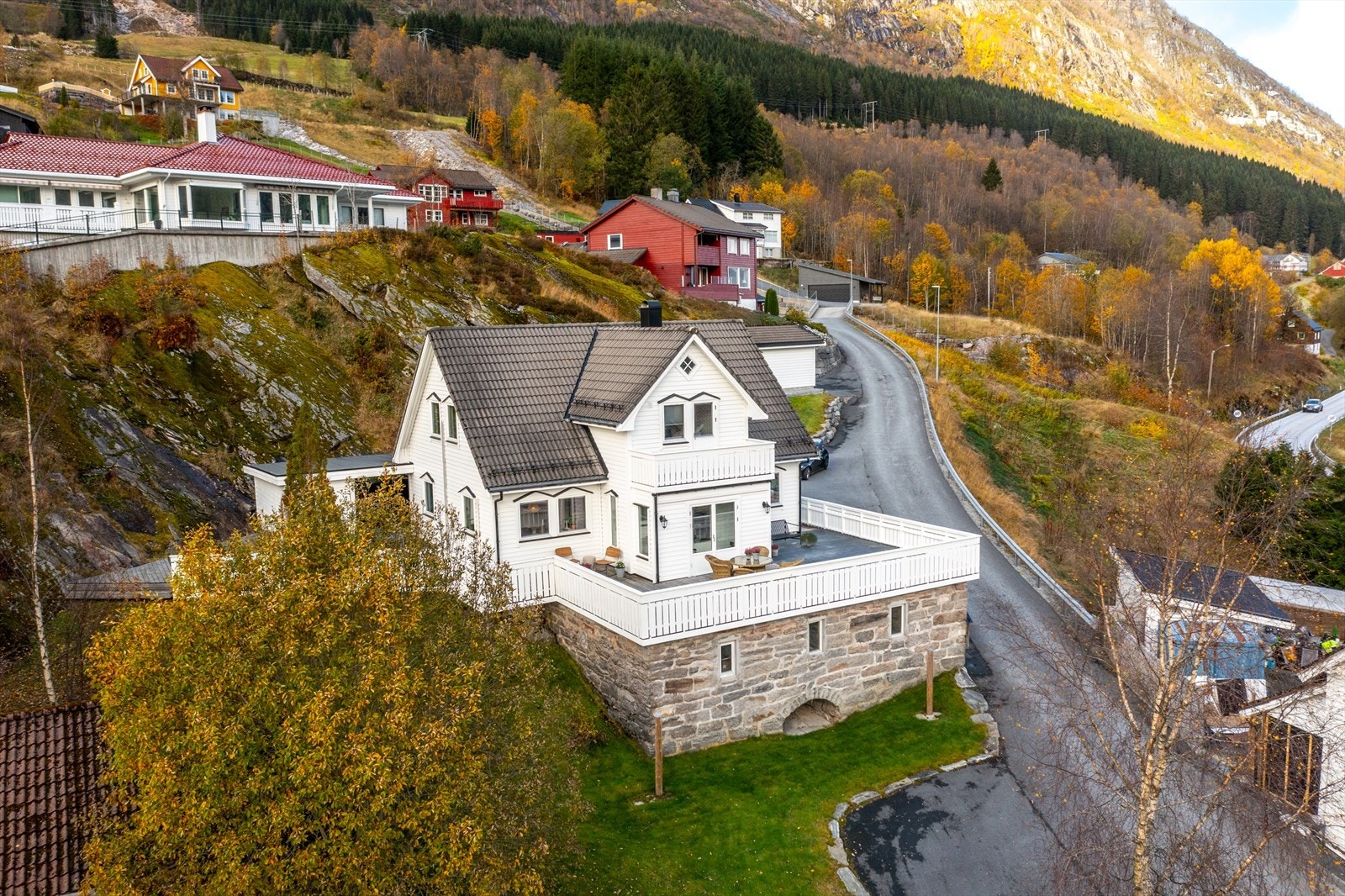 Huset er oppført i 2001 og har en velfungerende planløsning over to etasjer + kjeller. Galleribilde