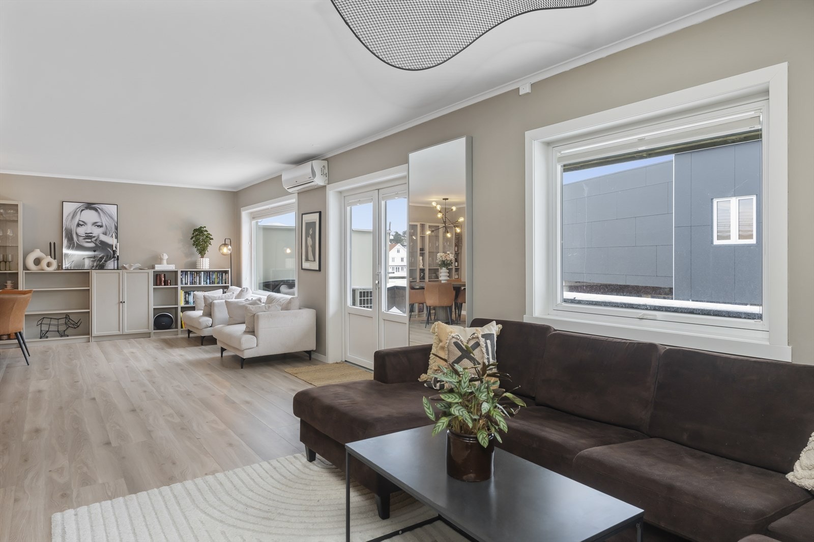 Store vindusflater sikrer naturlig lysinnslipp Galleribilde