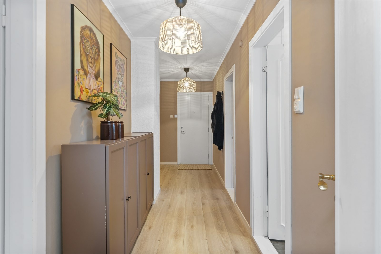 Leilighet med 2 soverom, bad, kjøkken, samt en stor og åpen stue Galleribilde