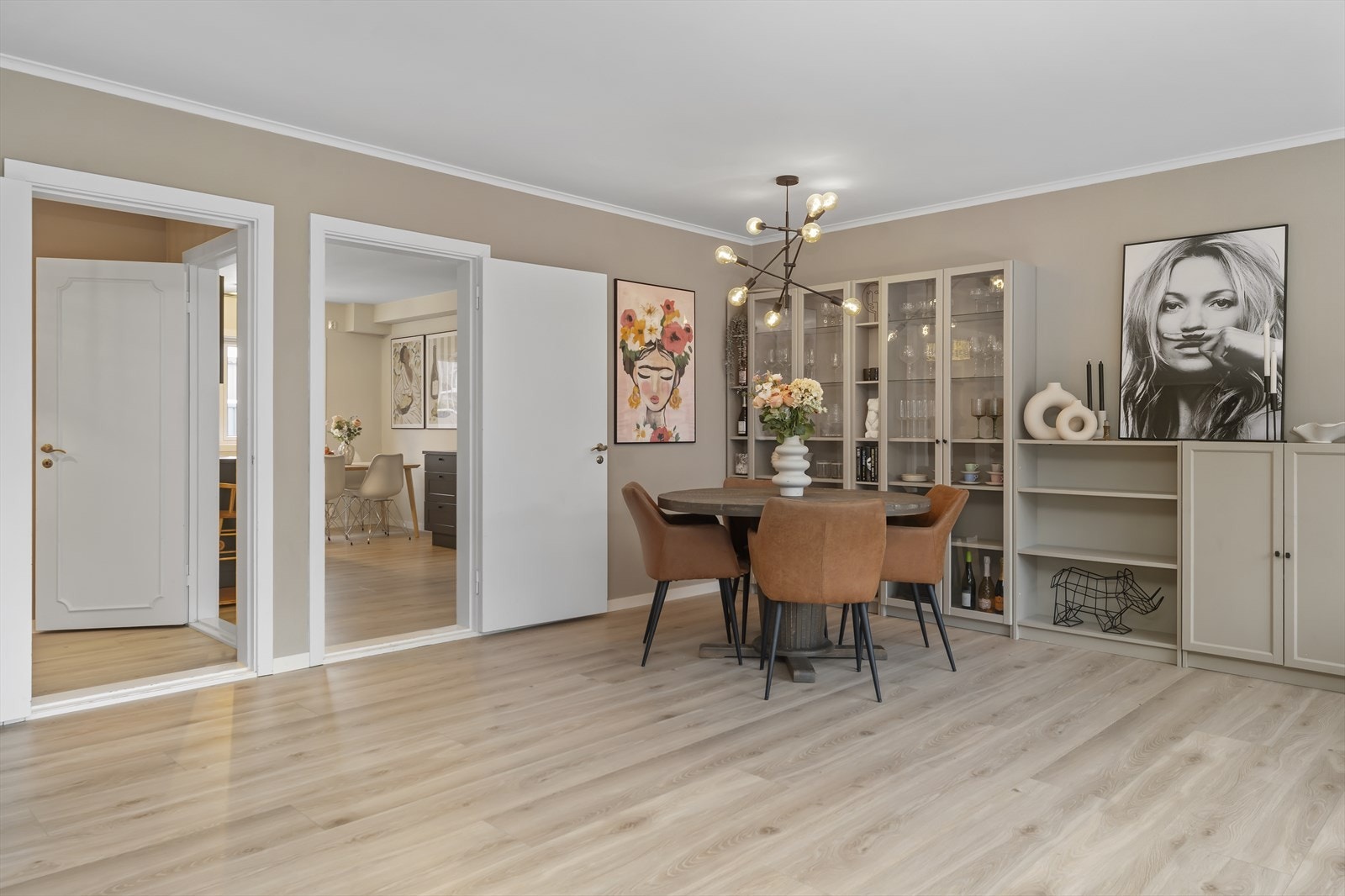 Kjøkkenet kan nås både via stue og gang Galleribilde