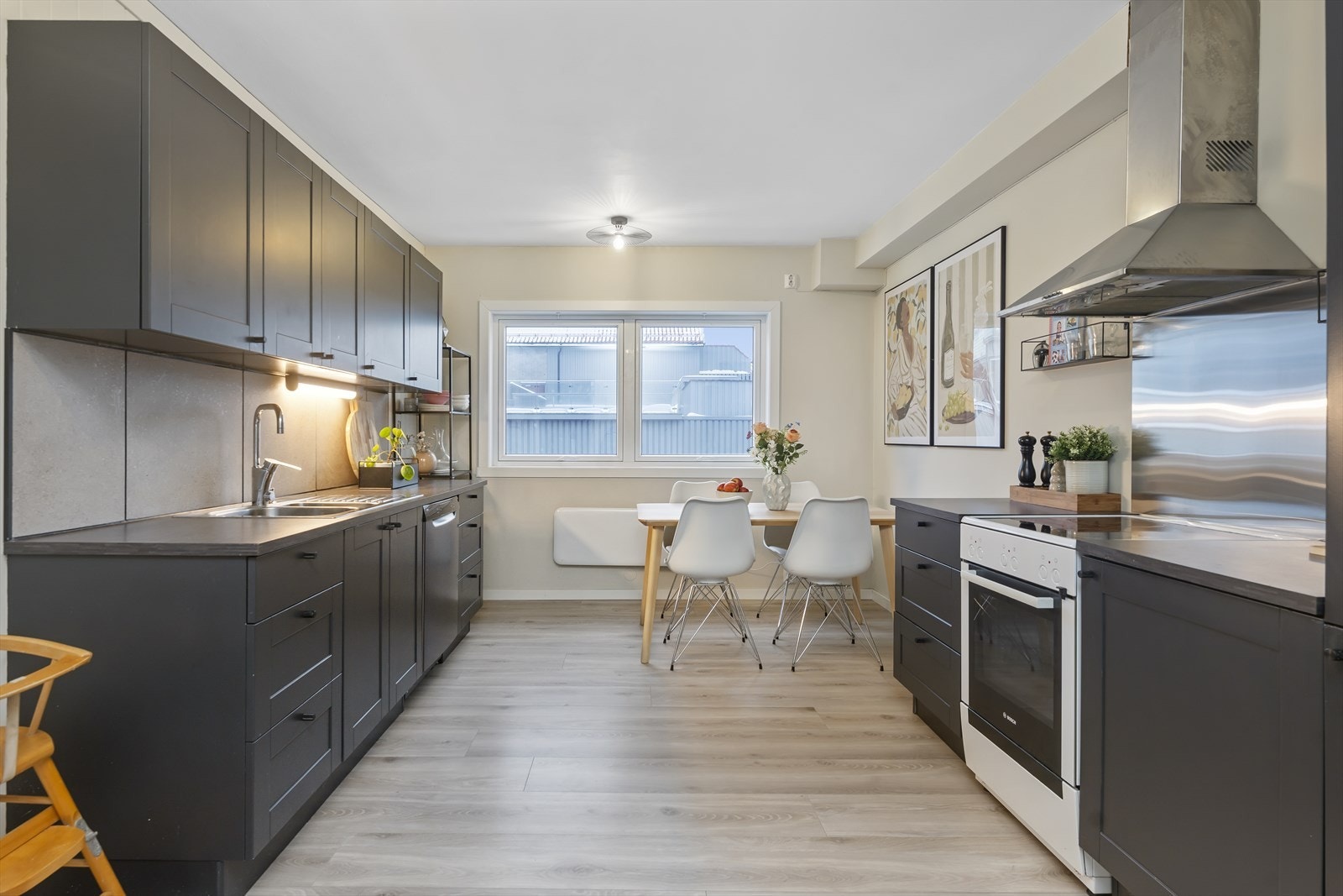 Stort kjøkken med profilerte fronter og benkeplate i laminat Galleribilde