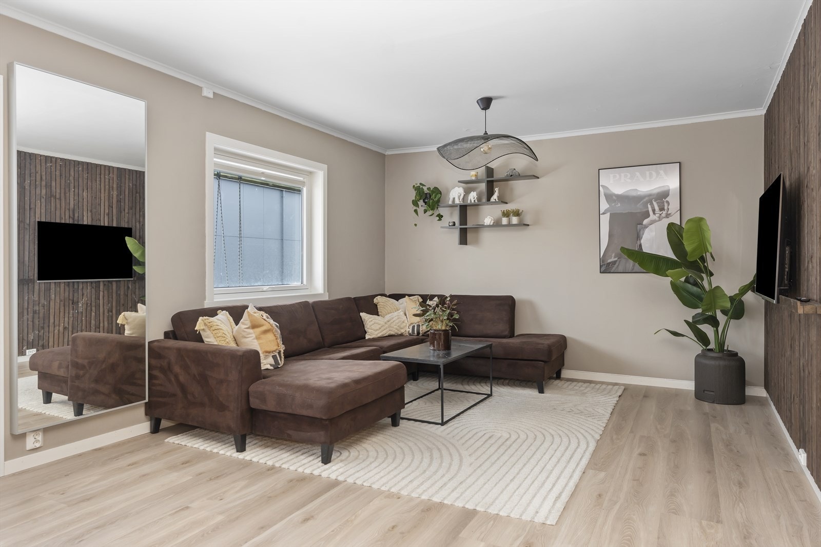 Stort gulvarealet, samt åpen planløsning gir mulighet for møblering i flere soner Galleribilde