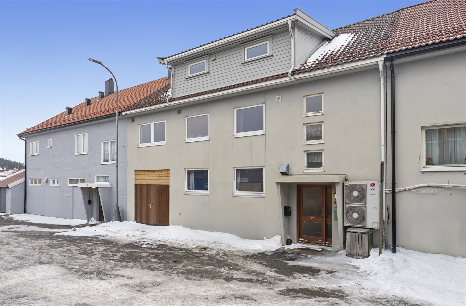 Fasade / inngang - Den brune porten er garasje/bod som medfølger leiligheten Galleribilde