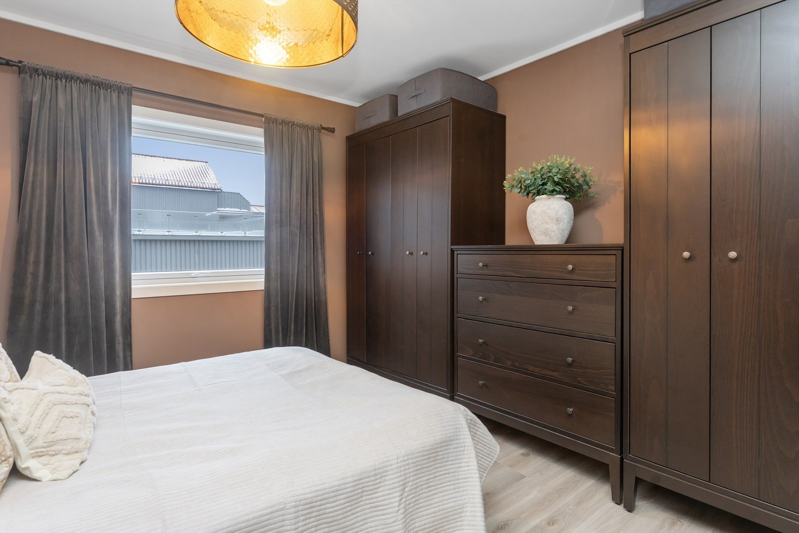 Hovedsoverommet er stort og har god plass til garderobeskap Galleribilde