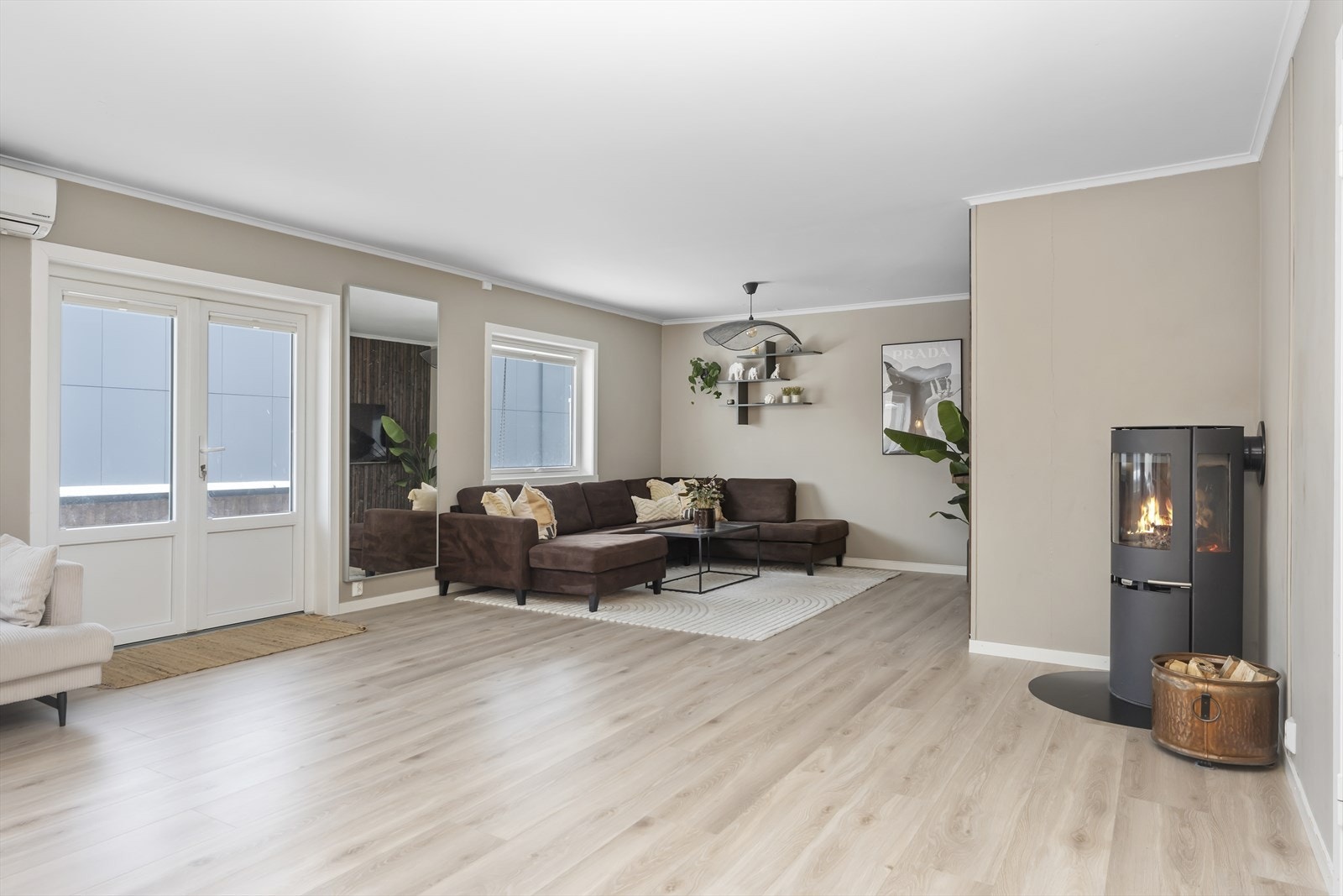 Kalde dager er i trygge hender med både vedfyrt peisovn og varmepumpe i stue Galleribilde